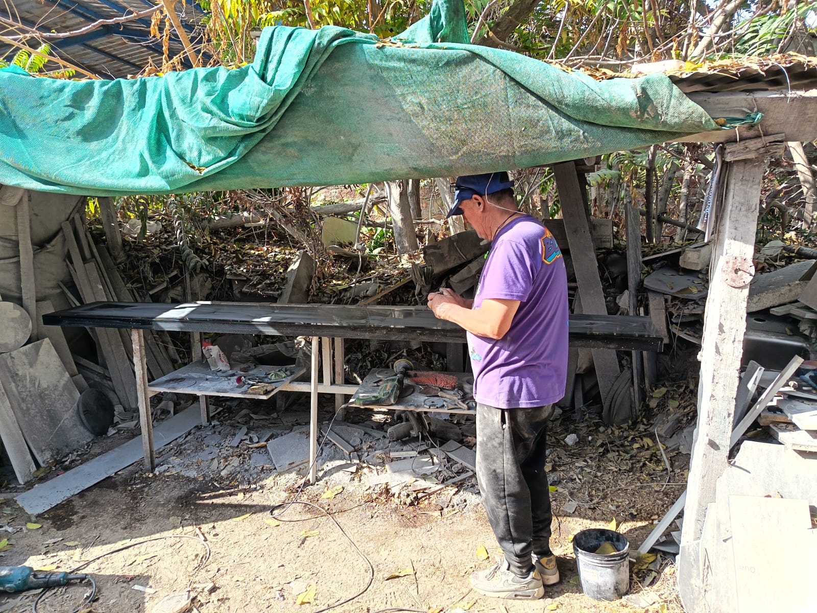 Don Manuel trabajando una cubierta de cuarzo negro